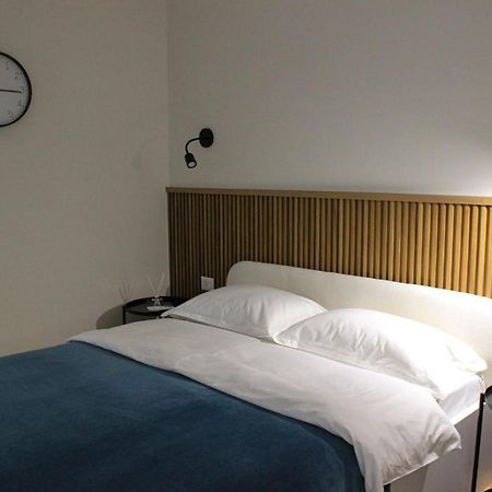 Studio In Tiranë Luaran gambar