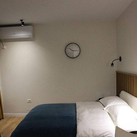 Studio In Tiranë Luaran gambar