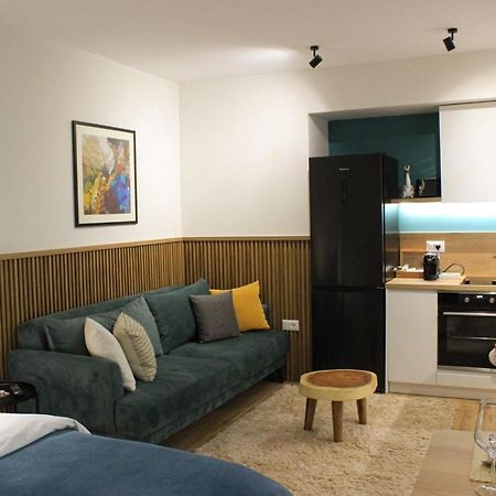 Studio In Tiranë Luaran gambar