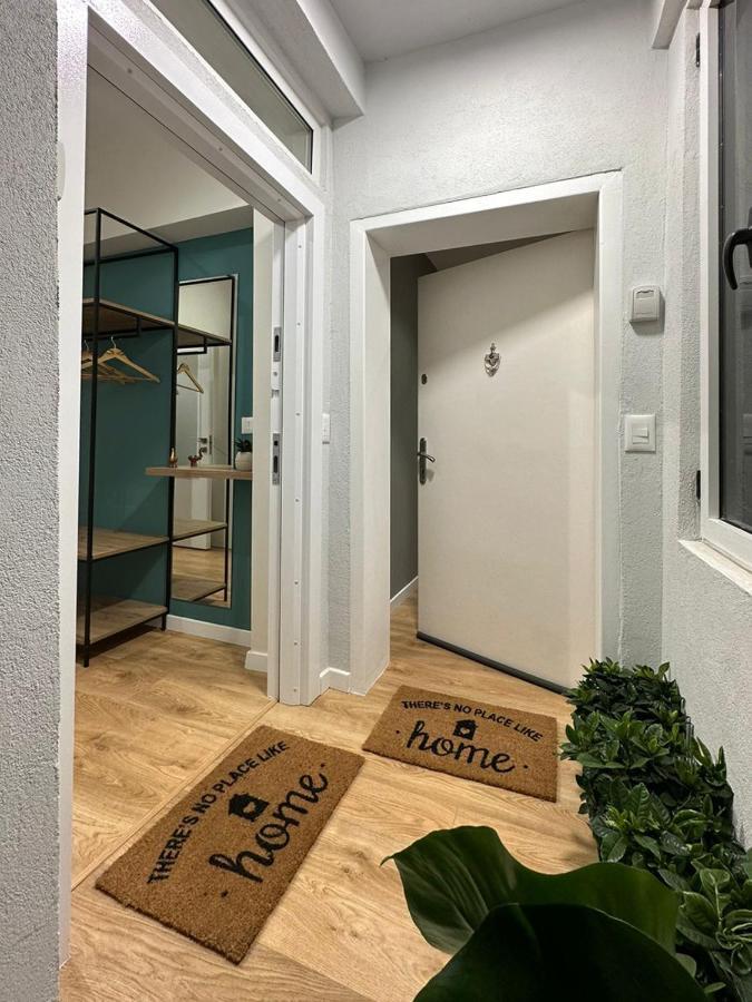 Studio In Tiranë Luaran gambar