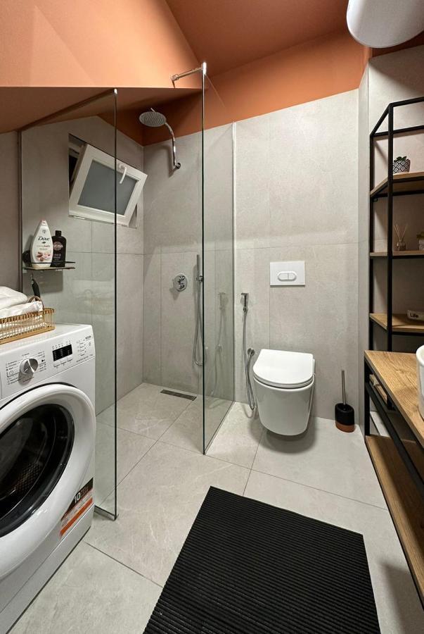 Studio In Tiranë Luaran gambar
