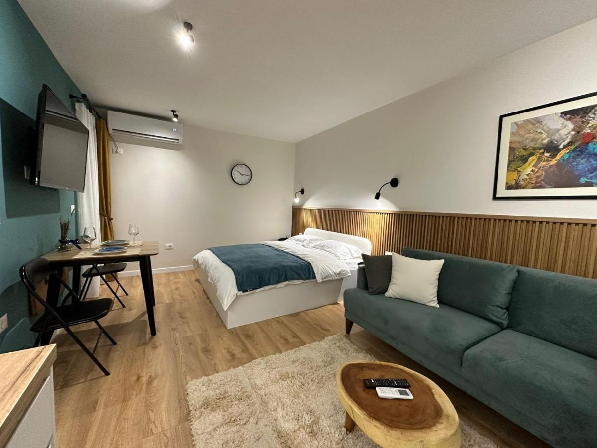 Studio In Tiranë Luaran gambar