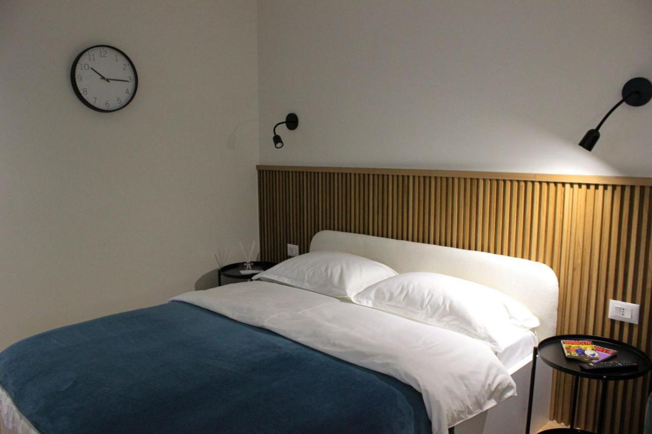 Studio In Tiranë Luaran gambar