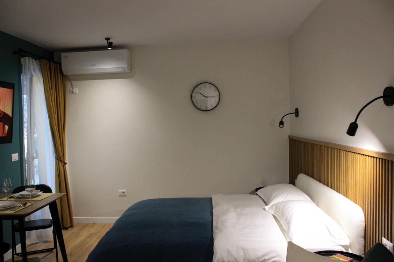 Studio In Tiranë Luaran gambar