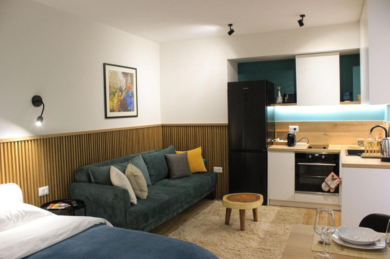 Studio In Tiranë Luaran gambar