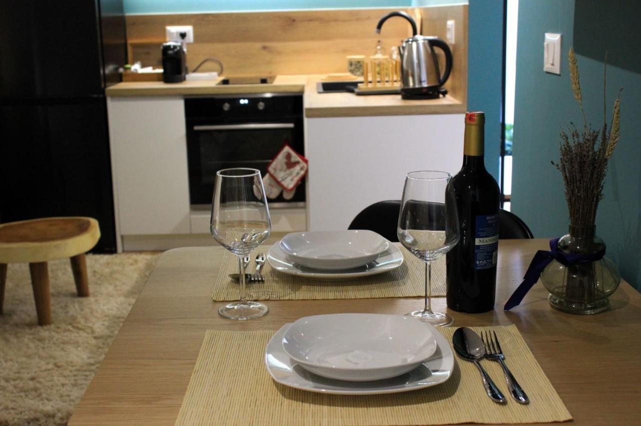 Studio In Tiranë Luaran gambar