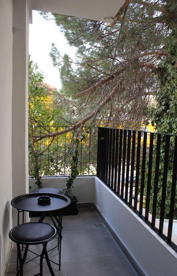Studio In Tiranë Luaran gambar