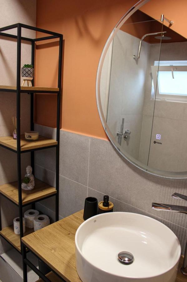Studio In Tiranë Luaran gambar